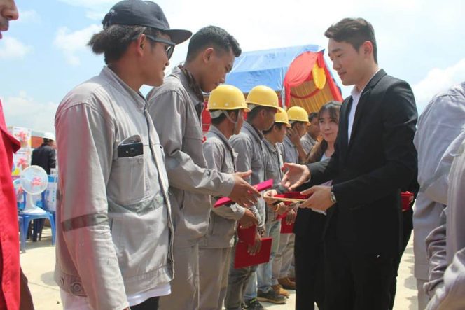 
					Pimpinan PT. VDNI Kecamatan Morosi Kabupaten Konawe , Mr. Tony saat memberikan penghargaan kepada sejumlah karwan terbaik. Foto: DOC/ SH
