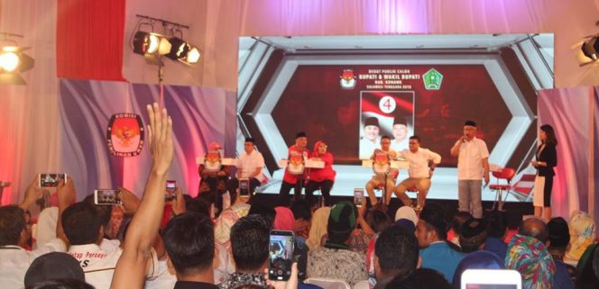 
					Suasana debat publik empat pasangan calon bupati dan wakil bupati konawe periode 2018-2023 di aula Wekoila Pemkab Konawe, Jumat (11/05/2018) malam. Foto. Doc/SH
