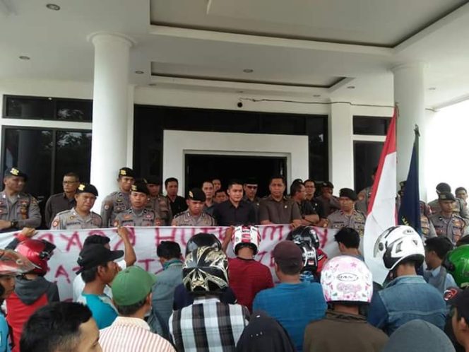 
					Ketua Komisi II DPRD Konawe Sultra Beny Setiadi Burhan saat menerima aspirasi masyarakat. Foto. Doc/ SH