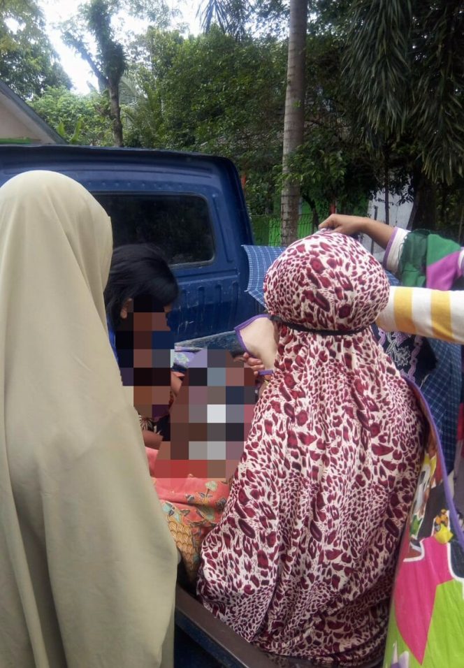 
					Suasan persalinan Bumil Nona Warga Kecamatan Morosi di atas mobil pick  up depan Puskesmas Puuwatu Kota Kendari. Foto. Doc/ SH