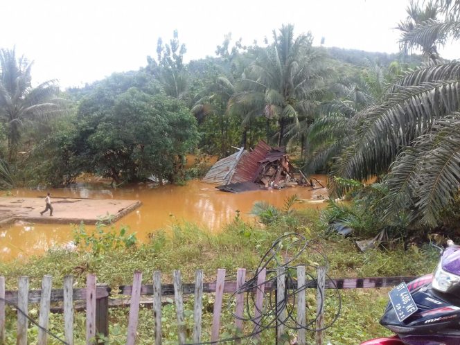 
					Banjir bandang yang menimpah beberapa daerah di Konawe Utara Sulawesi Tenggara belum lama ini
