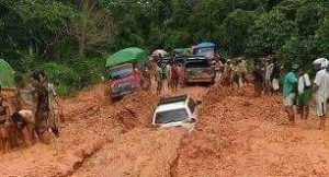 Pengendara Keluhkan Kondisi Jalan  Penghubung Sultra-Sulteng  Licin dan Berlumpur