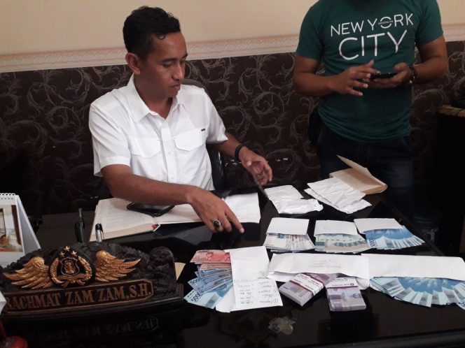
					Kasat Reskrim Polres Konawe, Iptu Rahcmat Zam Zam, saat memperlihatkan barang bukti kepada awak media di ruang kerjanya, Jumat (08/06/2018).