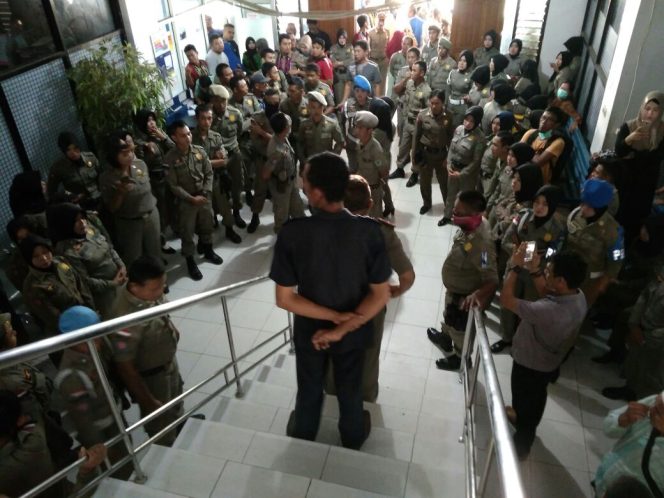 
					Suasana di kantor BPKAD Konawe saat honorer Satpol PP melakukan aspirasi dan membokikot aktifitas perkantoran instansi bpkad. Foto: Doc/ Sultraheadline.com