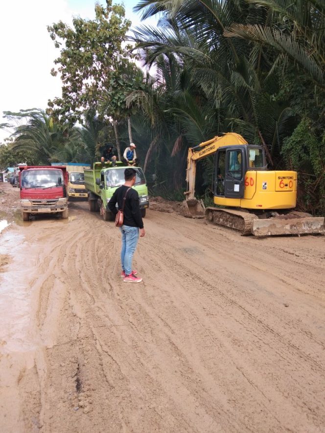 
					PT. VDNI saat sedang melakuka  perbaikan jalan di Desa Puurui Kecamatan Morosi Kabupaten Konawe. Foto : Doc/ Sultraheadline.com