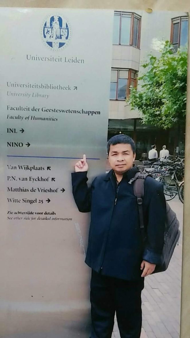 
					Dosen Fakultas Ilmu Budaya (FIB) Universitas Halu Oleo (UHO) Kendari sekaligus tokoh dan pakar sejarah lokal Sulawesi Tenggara (Sultra), Basrin Melamba S.Pd., MA di depan perpustakaan Bibliotheek Leiden Universiteit  Belanda