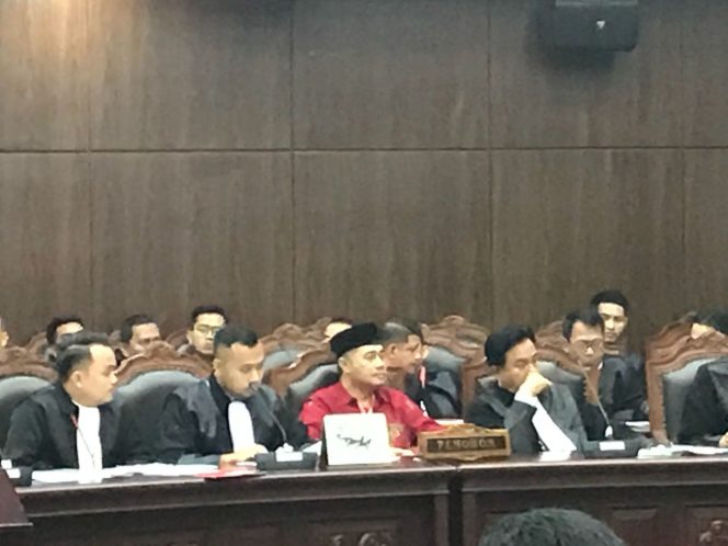 
					H litanto didampingi kuasa hukumnya saat mengikuti proses persidangan di MK.