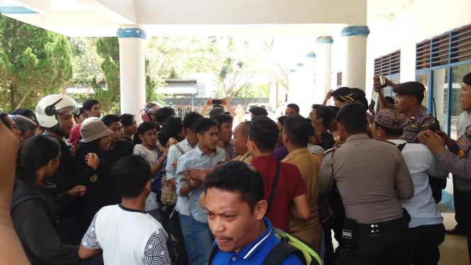 
					Mahasiswa Unilaki melakukan demonstrasi di Dikbud Konawe tampak saat tejadi kegaduhan setelah salah satu orator kena pukul staf dinas terkait. Doto: Doc/ SH