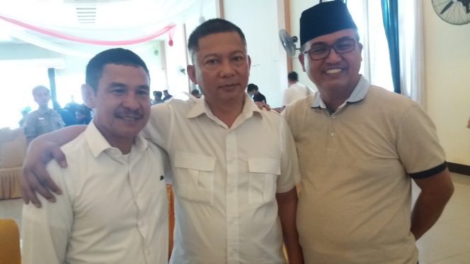 
					H Irawan Laliasa (kiri) saling merangkul dengan Gusli Topan Sabara (tengah) didampingi Ketua DPRD Konawe H Ardin (kanan). Foto: Doc/ SH