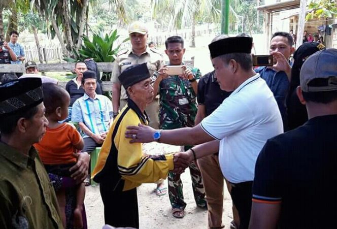 
					PJ Bupati Konawe H Tasman Taewa saat berdialog langsung dengan masyarakat di Kecamatan Latoma. Foto: Doc/ SH