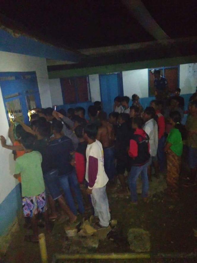 
					Seorang suami di Desa Lalousu Kecamatan Wonggeduku, Kabupaten Konawe, memergoki istrinya tengah berduan di dalam kamar dengan mantan kekasih istrinya pada Selasa (31/7/2018). Kejadian membuat gempar warga sekitar, karena pria selingkuh merupakan warga setempat. Foto: Doc/ SH