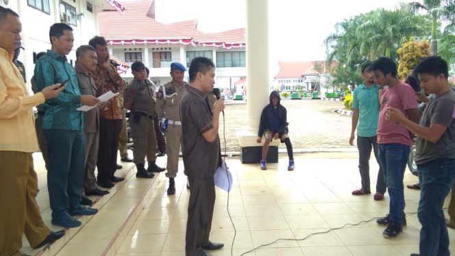 
					DPRD Konut saat menerina aspirasi masyarakat yang meminta dewan menghentikan aktifitas PT SPL . Foto: Doc/ SH