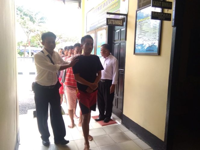
					Sejumlah tersangka pengedar sabu yang tertangkap di wilayah hukum Polres Konawe saat digiring ke ruang penyidik. Foto: Doc/ SH