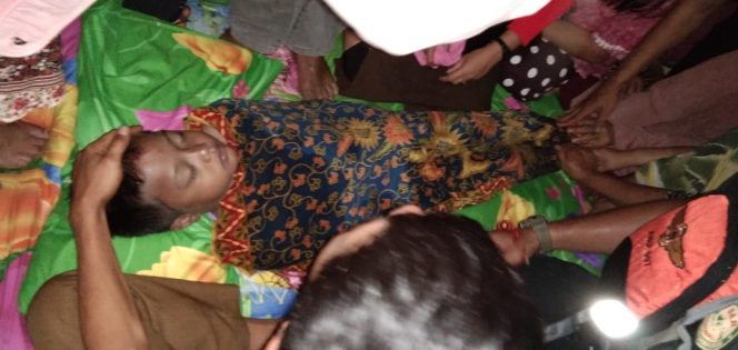 
					Korban tenggelam Luthfi saat sedang disemayamkan di rumah duka di Kecamatan Amonggedo. Foto: Doc/ Sh