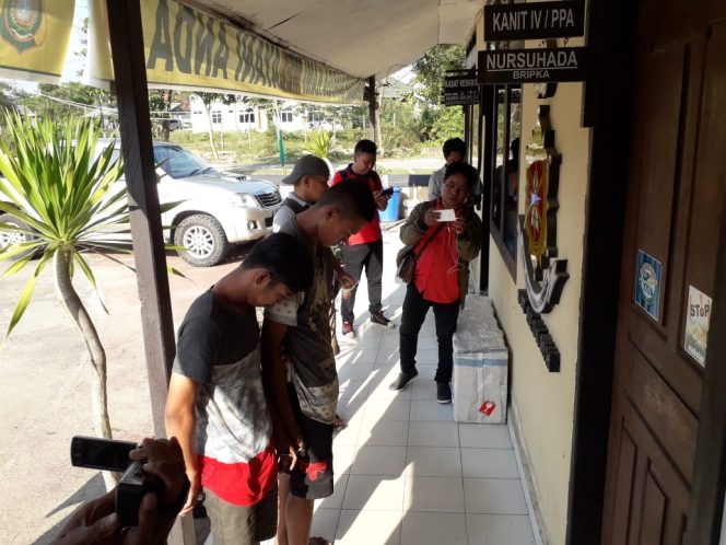 
					Para tersangka pencabulan anak di bawa umur saat diamankan di Mapolres Konawe. Foto: Doc/SH