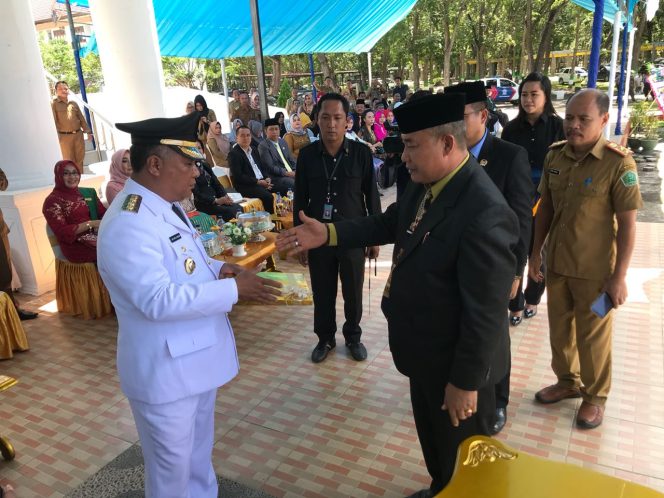 
					PJ Bupati Konawe H TasmanTaewa saat menyerahkan kuasa pemerintahan kepada Bupati devinitif Kery Saiful Konggoasa secara simbolis dalam acara serah terima jabatan, sehari setelah pelantikan di Kendari bertempat di halaman upacara kantor Bupati setempat. Foto: Doc/ SH.