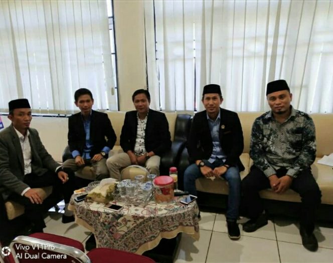 
					Sejumlah komisioner KPU Konawe usai melakukan penyerehan alat peraga sosialisasi oleh PPK. Foto: Doc/ SH.