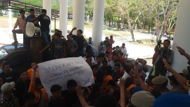 
					Pengamanan Lemah.,! Mahasiswa Kendari Agresif Tembus Barikade Satpol PP di Konawe
