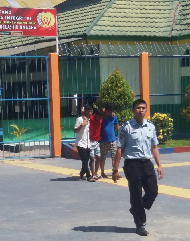 
					Suasan saat Naripiadan Farhan dijemput pihak keluarga untuk dilakukan perwatan di RSUD Unaaha . Foto: SH