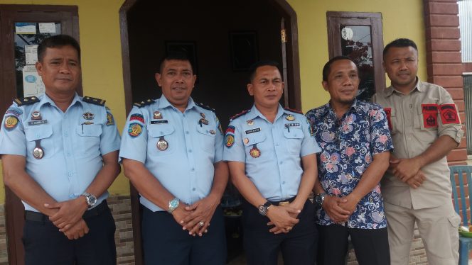 
					Kepala Rutan Kelas II B Unaaha Herianto (Tengah) didampingi keluarga terpidana Farhan, korban penganiayaan oknum sipir usai bersilaturahmi kep