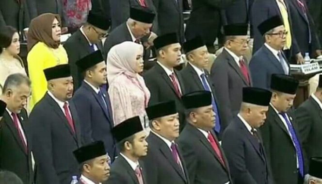 
					Sejunlah anggota DPR RI  saat diambil sumpah jabatannya di Gedung DPR RI, Senayan, Jakarta.