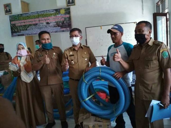 
					Wakil Bupati Konawe Gusli Topan Sabara (Tengah) saat menyerahlan secara simbolis bantuan perlatan usaha pengolahan sagu kepada kelompok usaha. Foto.doc.sh