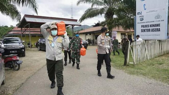 
					Bupati Konut, Ruksamin saat turun langsung mengantar logistik pencegahan covid 19 di Konut. Foto.Doc.SH.