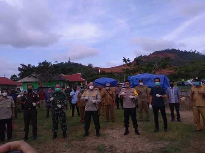 
					Bupati Konut H Ruksamin bersama Forkominda setempat dalam beberapa kesempatan saat turun di lapangan melakukan tindakan penanganan covid 19 di wilayah Konut. Foto. Ruslin/ Doc. SH