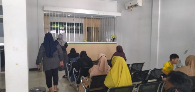 
					Sejumlah calon nasabah Penggadaian saat sedang menunggu proses pencairan kredit.foto.doc.sh