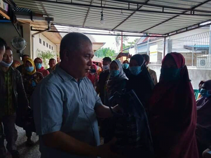 Kery Bagi Bantuan Ikan Sasarannya IRT Pra Sejahterah