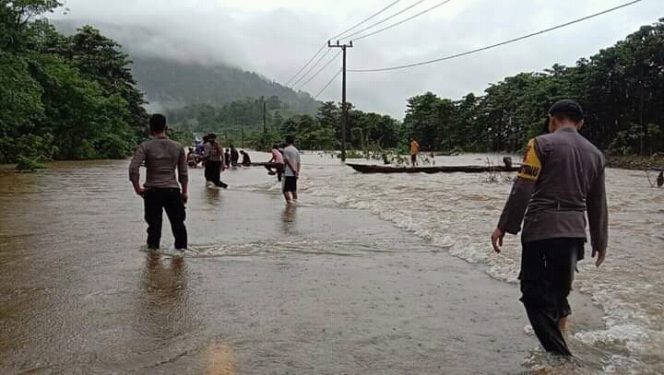 
					Jalur transportasi yang menghubungkan Sulawesi Tenggara (Sultra)  dan Sulawesi Tengah (Sulteng) di Kabupaten Konawe Utara (Konut) terputus total menyusul meluapnya Sungai Linomoiyo yang berada di Desa Samandete Kecamatan Oheo, pada Jumat (19/6/2020). Foto.Doc. Dedy SH.

