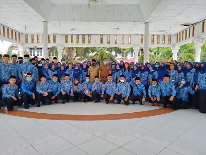 
					Bupati Konawe Serahkan SK Kepada 142 PNS Formasi 2019