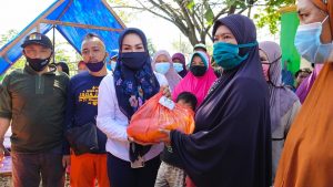 PKK Konawe Distribusi Logistik kepada Korban Banjir di Wonggeduku