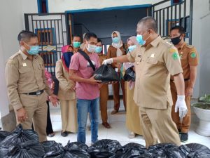 Bupati Konawe Salurkan 518 Paket Sembako di Tujuh Kelurahan