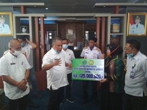 Pemkab Konawe Realisasi Janji Beasiswa di Unilaki Rp 125 Juta