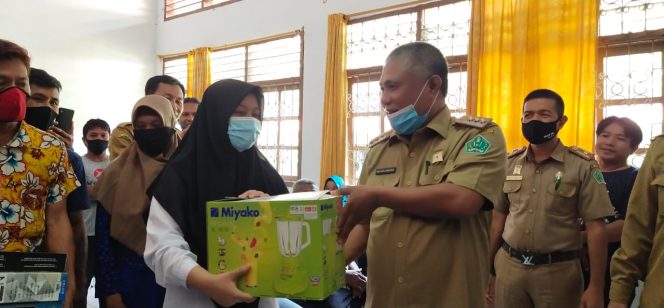 
					Bupati Konawe Serahkan Bantuan Kewirausahaan