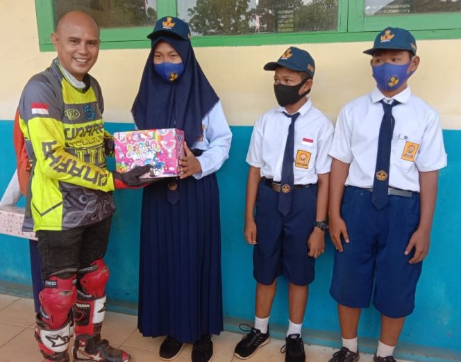 
					Dikbud Serahkan Bantuan Geser 1000 di Hari Sumpah Pemuda
