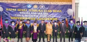 296 Mahasiswa Unilaki Diwisuda