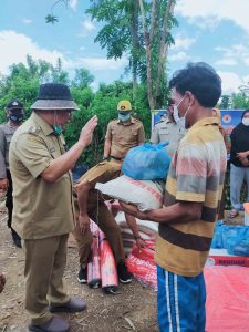 Peduli Bencana Puting Beliung, Bupati Konawe Salurkan Bantuan di Kecamatan Wawotobi
