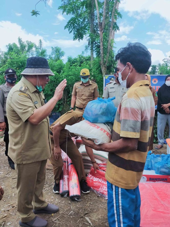 
					Peduli Bencana Puting Beliung, Bupati Konawe Salurkan Bantuan di Kecamatan Wawotobi
