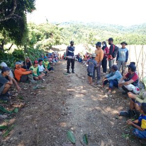Pemdes Epeea Ajak Warga Gotong Royong Bersihkan Jalan Usaha Tani