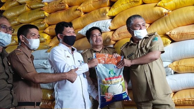 
					Stok Pangan Melimpah, Konawe Distribusi Seribu Ton Beras ke Sulut