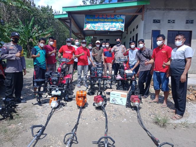 
					Pemdes Epeea Salurkan Traktor Mini dan Alat Pemotong Rumput ke Kelompok Tani