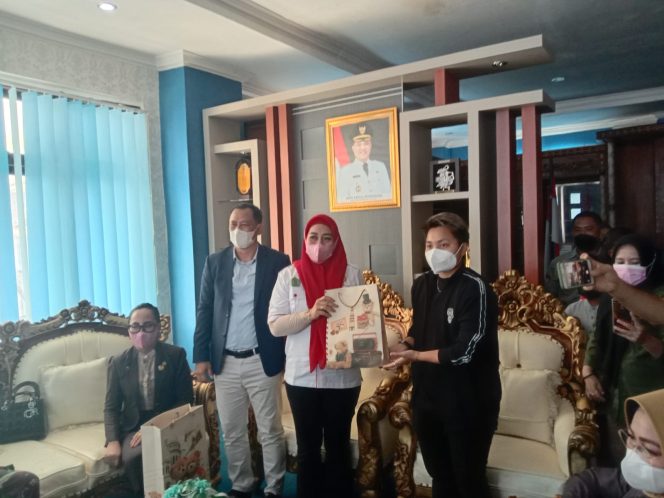 
					Pemkab Konawe Sambut Kepulangan Apriani, Bupati Tunaikan Janji
