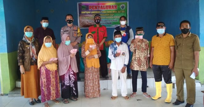 
					Pemdes Uelawu Salurkan BLT Tahap II