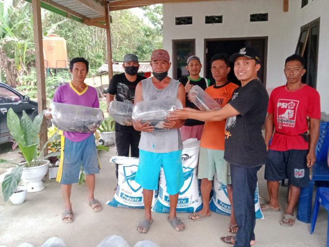 
					Realisasikan DD Tahap II, Pemdes Epeea Salurkan Bibit dan Pakan Ikan ke Warganya