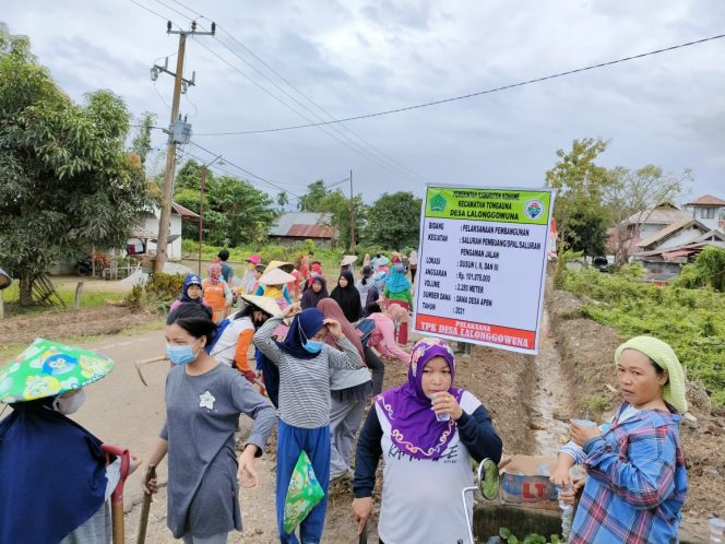 
					Sukseskan Program PKTD, Pemdes Lalonggowuna Libatkan Emak-emak Bangun Saluran 2 KM