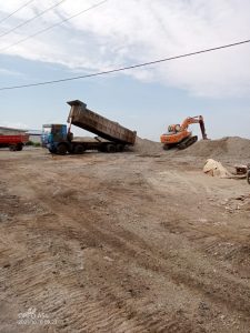 PT. VDNI Kembali Timbun Jalan Rusak di Dua Desa