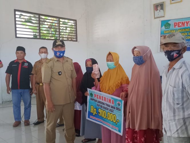 
					Pemdes Anggotoa Salurkan BLT-DD Tahap Pertama Kepada 108 KPM