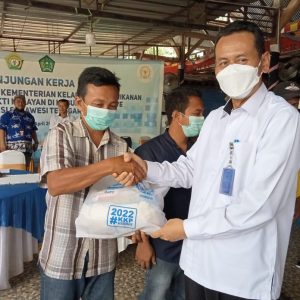 Nelayan di Konawe Terima Ratusan Paket Sembako